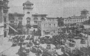Port of Havana Docks Co. Carros frente al espigón de San Francisco esperando cargar mercancías (Ca. 1918).