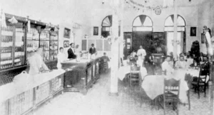 Aspecto interior del restaurante del hotel La Suiza en Cienfuegos (Ca. 1919).