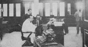 Empleados del banco Español de Cienfuegos. Contador José María Franco despachando con el cajero Berrayarza y el subdirector Manuel Guerra (Ca. 1919).
