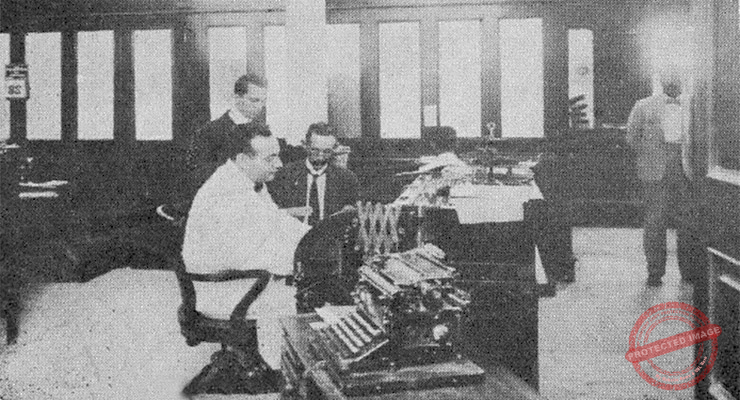 Empleados del banco Español de Cienfuegos. Contador José María Franco despachando con el cajero Berrayarza y el subdirector Manuel Guerra (Ca. 1919).