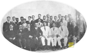 Sucursal del Banco Nacional en Cienfuegos Vista de un grupo de empleados y el administrador Julián Sanz García (Ca. 1919).