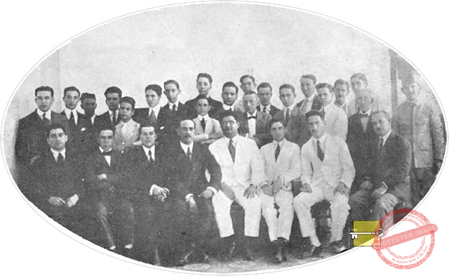 Sucursal del Banco Nacional en Cienfuegos Vista de un grupo de empleados y el administrador Julián Sanz García (Ca. 1919).