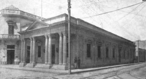 Sucursal del Banco Nacional en Cienfuegos. Vista exterior del edificio donde estaban las oficinas (Ca. 1919).
