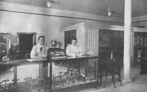 Vista del lujoso salón de óptica del doctor Agustín Cruz en la esquina de Prado y San José, Habana.