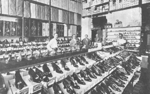 Vista del Salón muestrario del almacén de calzado de Ruiloba y Compañía en Cienfuegos (Ca. 1917).