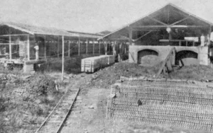 Secadero de ladrillos y horno continuo del taller de alfarería de Salvador Garriga.