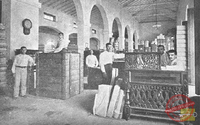 Claret y Compañía. Vista de la oficina y empleados en el almacén. Cienfuegos (Ca. 1904).