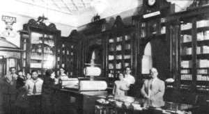 Farmacia La Cosmopolita en Cienfuegos propiedad del Dr. Regino de la Arena (Ca. 1929).