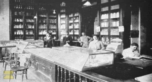 Interior de la Farmacia Cosmopolita de Manuel R. Gatell en Cienfuegos (Ca. 1904).