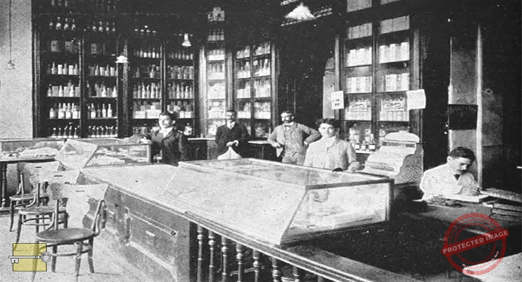 Interior de la Farmacia Cosmopolita de Manuel R. Gatell en Cienfuegos (Ca. 1904).