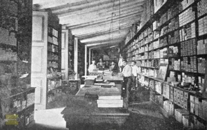 Vista del almacén y empleados de la quincallería La Borla en Cienfuegos (Ca. 1904).