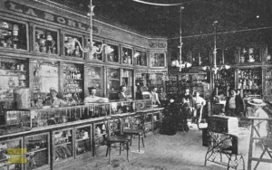 Interior, vitrinas y dependientes de la quincallería La Borla en Cienfuegos (Ca. 1904).