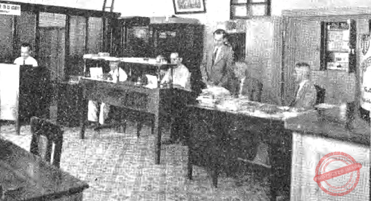 Eudoro Alba presidente de la Compañía Licorera de Matanzas rodeado de gerentes y empleados (Ca. 1938).