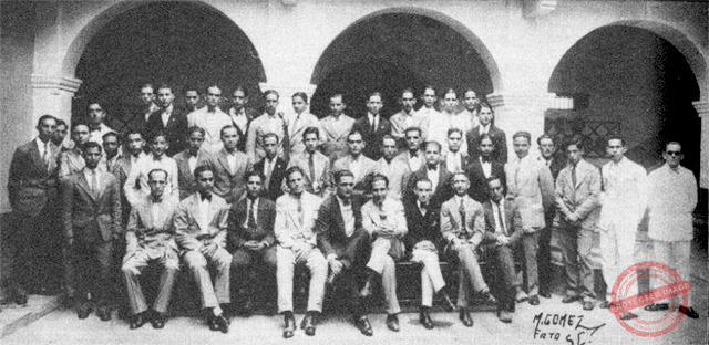 Escuela Elemental de Comercio de Santa Clara. Grupo de alumnos (Foto M. Gómez, Ca. 1928).