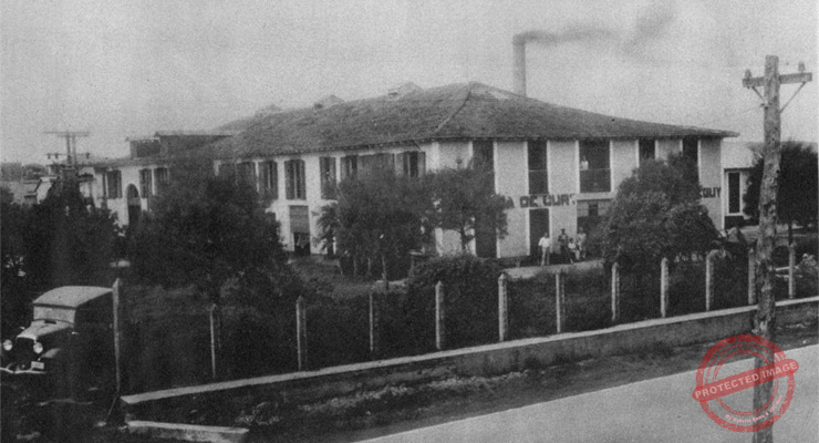 Vista de la fábrica de curtidos de Sánchez, Sesin y Cía. frente a la Carretera Central a medio km de Santa Clara (Ca. 1935).