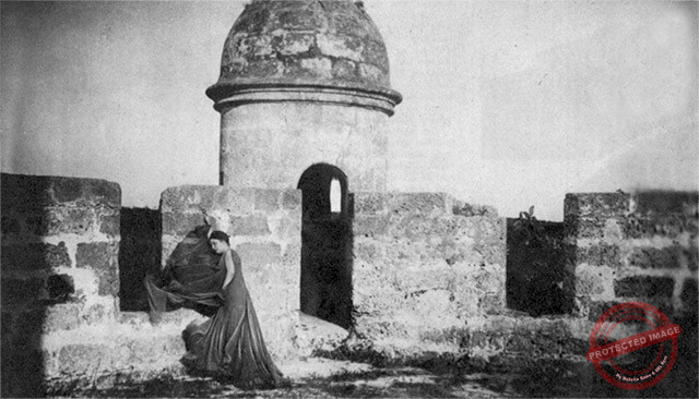 Poeta y novelista Graziella Garbalosa encarnando la Dama Azul en el Castillo de Jagua, Cienfuegos (Ca. 1930).