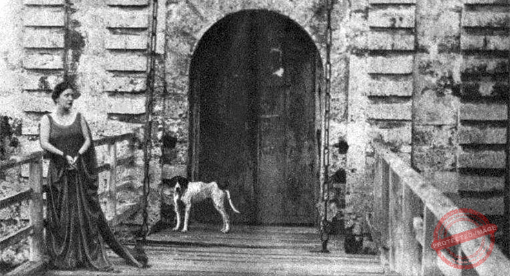 Poetisa Graziella Garbalosa en la fortaleza de Jagua, Cienfuegos (Ca. 1930).