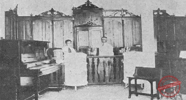 Juan M. Faxas en su negocio de representaciones comerciales en Manzanillo, Cuba (Ca. 1918).