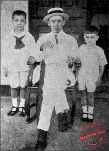 Manuel Ríos García acompañado de sus dos nietos (Ca. 1926).