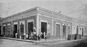 Vista exterior del establecimiento de panadería y víveres La Central en Cienfuegos (Ca. 1904).