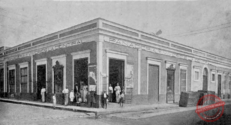 Vista exterior del establecimiento de panadería y víveres La Central en Cienfuegos (Ca. 1904).