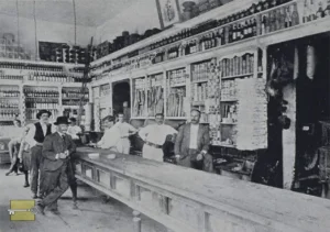 Interior del establecimiento de panadería y víveres La Central en Cienfuegos (Ca. 1904).