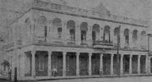 Exterior de los talleres de carpintería de Reimondo y Martínez en Ranchuelo, Cuba (Ca. 1926).