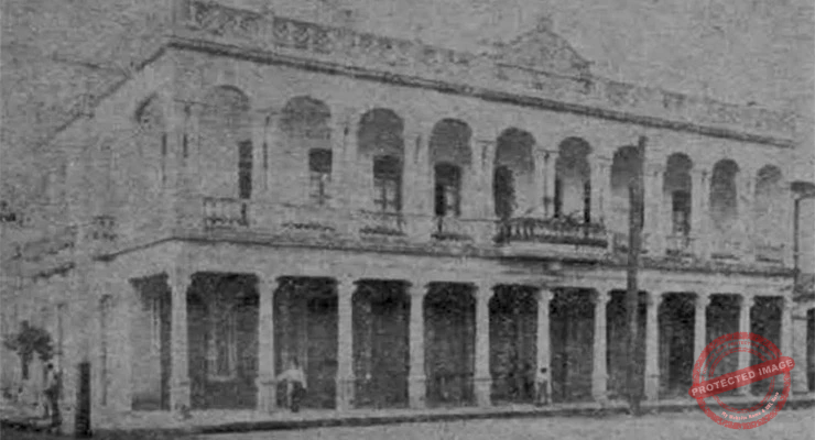 Exterior de los talleres de carpintería de Reimondo y Martínez en Ranchuelo, Cuba (Ca. 1926).