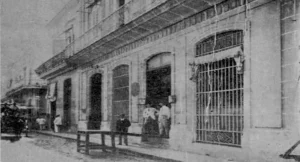 Fachada del edificio donde estuvo la oficina central de los Sucesores de Pablo M. Costas en Obrapía 31, Habana (Ca. 1918).