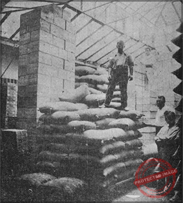 Envase de víveres en el negocio de los Sucesores de Pablo M. Costas (Ca. 1918).