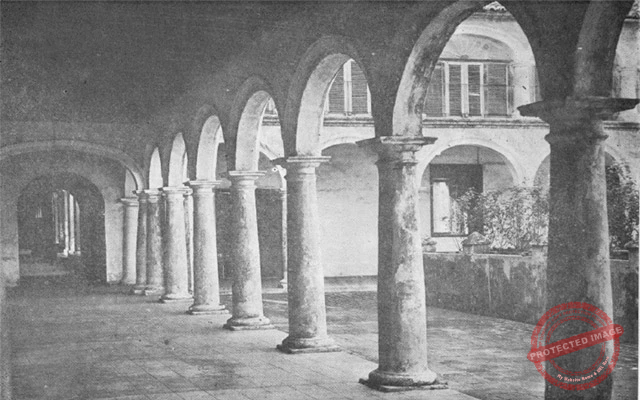 Viejo Convento de Santa Teresa. Galería de columnas alrededor del patio central (Fot. López Ortiz).