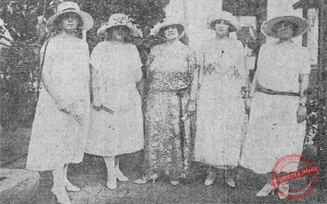 La camarera de la Virgen de la Asunción, Nieves Lugo de Lima, acompañada por Margot Pérez Picó, Berta Ayala, Ana María Ayala y Juanela Seegris.