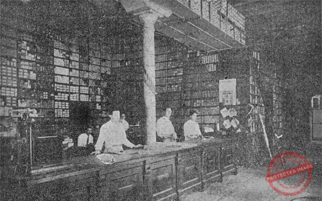 Vista del despacho y empleados de la ferretería Quiñones Hardware Corporation, Habana ca. 1918