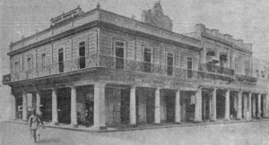 Edificio de la ferretería Quiñones Hardware Corporation en Cuatro Caminos, Habana ca. 1918.