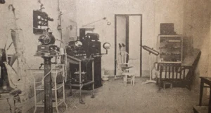 Vista interior del Gabinete Electro Médico del Dr. Enrique Sáez Bringuier en Cárdenas (Ca. 1924).