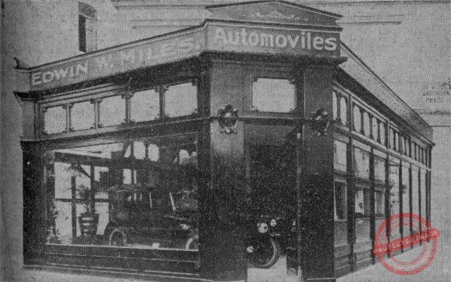 Vista exterior del salón de exposición de Edwin W. Miles situado en Prado 13, esquina a Genios, Habana.