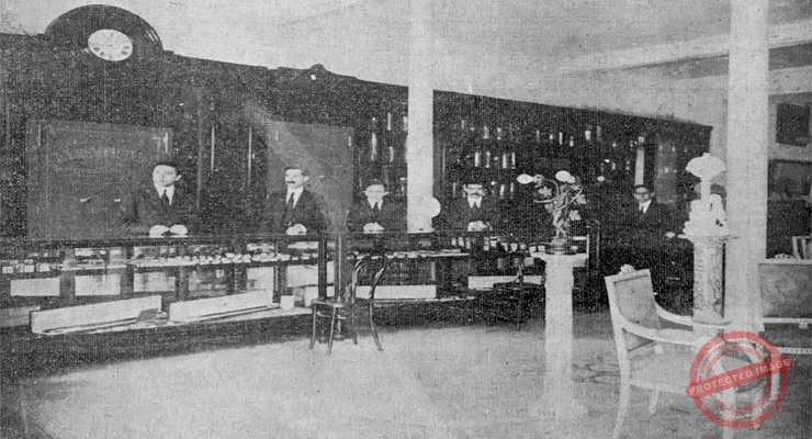 Departamento de ventas, vitrinas y empleados de la joyería La Esmeralda en la Habana ca. 1918.
