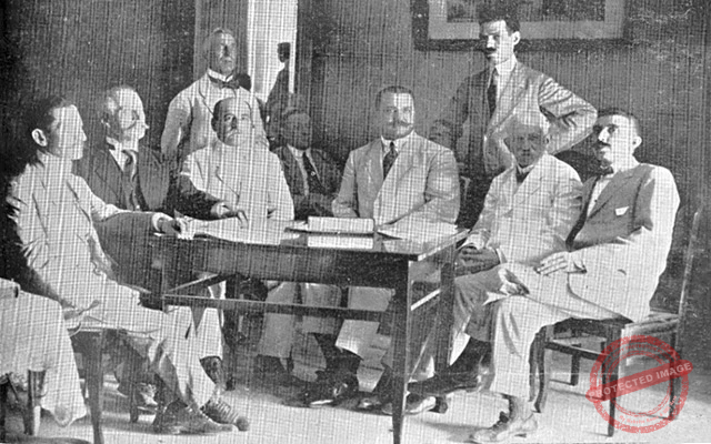 Comisión que hizo la entrega de la pluma de oro al presidente del Centro Asturiano.