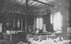 Pons y Compañía vista de la oficina y exposición de calzado en la Habana ca. 1918.