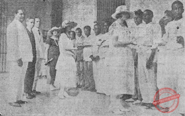 Señoritas de Guanabacoa obsequiando a los presos de la cárcel local durante la festividad de la Tutelar, 1923.