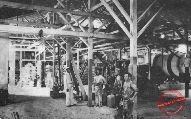 Reguera, Brooks, Bernard y Cía., S. en C. Vista parcial del departamento de maquinaria en las salinas de Isabela de Sagua ca. 1935.