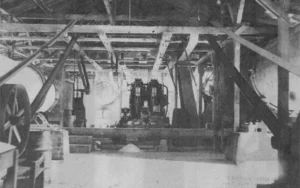 Reguera, Brooks, Bernard y Cía., S. en C. Interior del salón de maquinaria de las salinas de Caimanera ca. 1935.