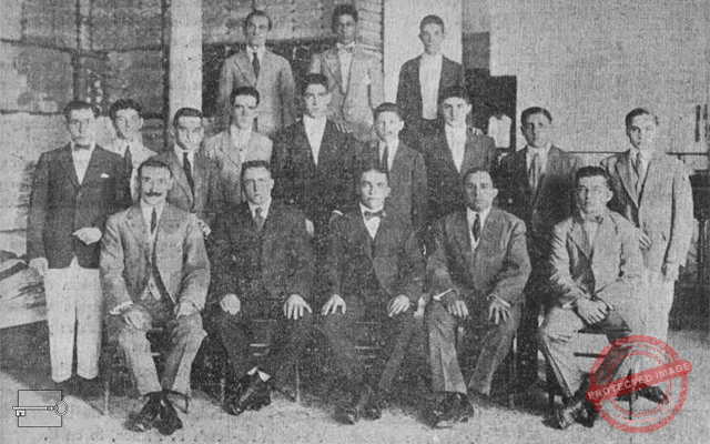 Alfredo, Evelio y Ernesto Valeiras gerentes de Valeiras Hermanos S. en C. junto a un grupo de empleados ca. 1918.