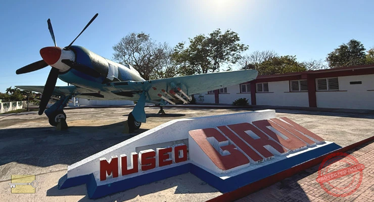 Avión caza Hawker Sea Fury perteneciente a las fuerzas armadas cubanas en el Museo de Playa Girón, Bahía de Cochinos, Matanzas, Cuba. Foto: A. M., 2025.