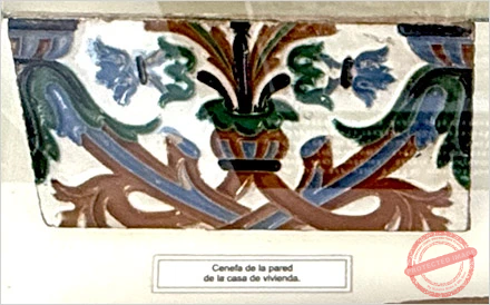 Cenefa decorativa de la casa de vivienda del central Australia expuesta en el Museo de la Comandancia de las FAR.