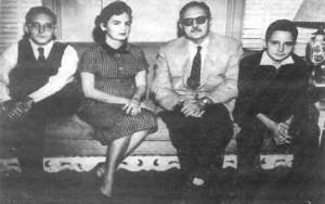 Manuel Urrutia Lleó junto a la primera dama Esperanza Llaguno Aguirre de Urrutia y sus hijos Alejandro y Jorge en las habitaciones privadas del Palacio Presidencial.