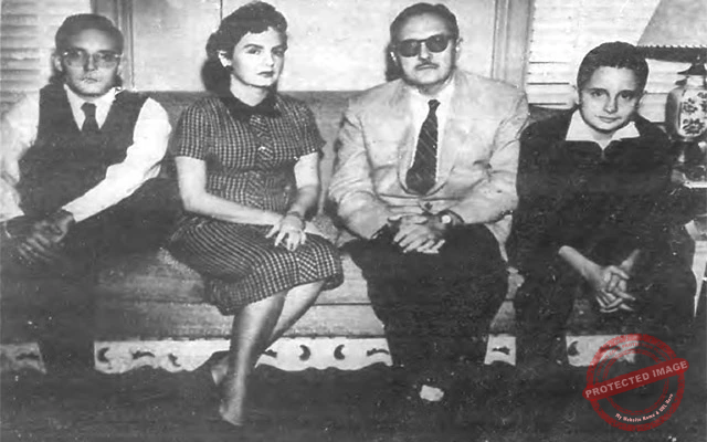 Manuel Urrutia Lleó junto a la primera dama Esperanza Llaguno Aguirre de Urrutia y sus hijos Alejandro y Jorge en las habitaciones privadas del Palacio Presidencial.