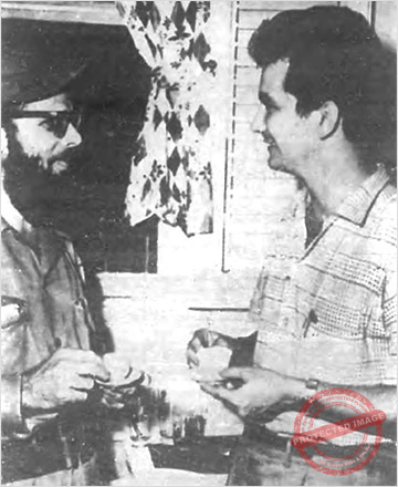 Faustino Pérez y Armando Hart toman café en el pantry del Palacio Presidencial en 1959.