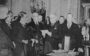 José Agripino Barnet entrega la presidencia a Miguel Mariano Gómez en La Habana, ca. 1936.