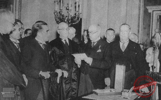 José Agripino Barnet entrega la presidencia a Miguel Mariano Gómez en La Habana, ca. 1936.